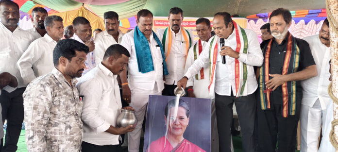 కాంగ్రెస్ అభ్యర్థులను గెలిపించండి: ఎమ్మెల్యే