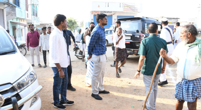 ఓటు హక్కుతో ప్రజాస్వామ్యాన్ని గెలిపించండి