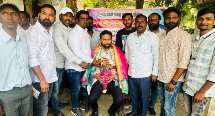 డిప్యూటీ డిఎంఅండ్ హెచ్ఓ ను సన్మానించిన మండల ఏవైఎస్ నాయకులు