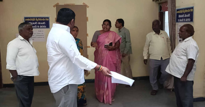 అందుబాటులో లేని మండల ఎన్నికల అధికారులు…