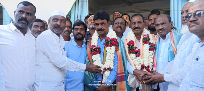 సర్పంచ్ సంతోష్ మేస్త్రీని సన్మానించిన మైనార్టీలు