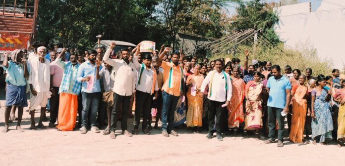 కాంగ్రెస్ సర్పంచ్ అభ్యర్థి ప్రచారానికి బ్రహ్మరథం పట్టిన ప్రజలు