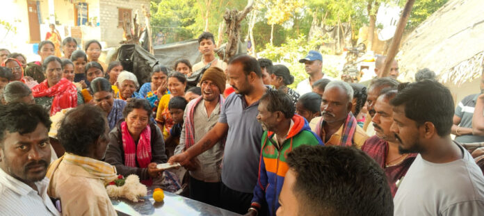 హర్షవర్ధన్ కుటుంబానికి ఆర్థిక సాయం అందజేసిన పోలగోని సైదులు