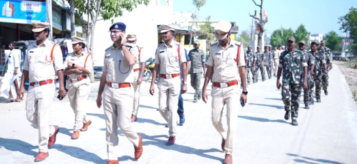 ముధోల్ లో పోలిసుల ఫ్లాగ్ మార్చ్