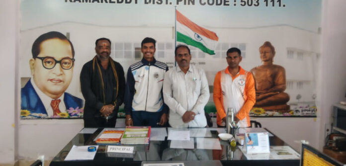 వాలీబాల్ టోర్నమెంట్ కు ఎంపికైన విద్యార్థిని అభినందించిన ప్రిన్సిపల్