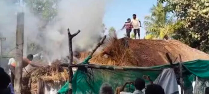 విద్యుత్ ఘాతంతో పూరి గుడిసె దగ్ధం