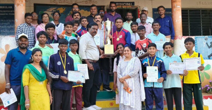 ట్రైబల్ వెల్ఫేర్ క్రీడాకారులను అభినందించిన ఆర్సీఓ హరిసింగ్