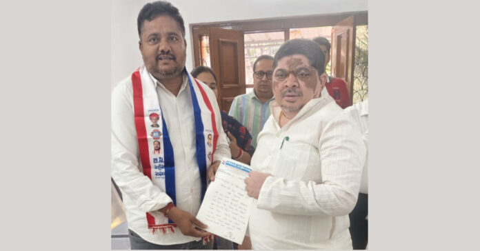 హాస్టల్ విద్యార్థుల మెస్ బిల్లులు చెల్లించాలని మంత్రికి వినతి