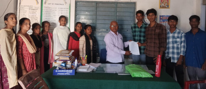 కనీస సౌకర్యాలు కల్పించాలని ప్రిన్సిపాల్ కు వినతి