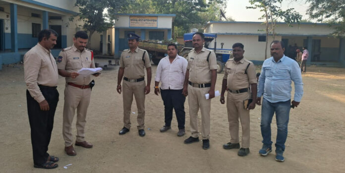 సమస్యాత్మక పోలింగ్ కేంద్రాలను పరిశీలించిన ఎస్సై