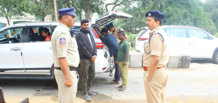 చెక్ పోస్ట్ ను ఆకస్మిక తనిఖీ చేసిన ఎస్పీ