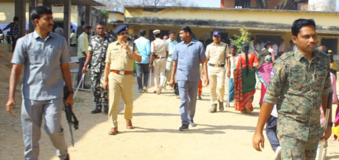 మూడో విడత పోలింగ్ కేంద్రాలను పరిశీలించిన ఎస్పీ