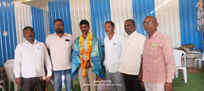 సర్పంచ్ ఉషా సంతోష్ మేస్త్రికి విలేకరుల సన్మానం