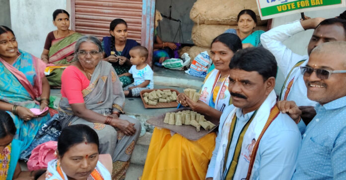 బీడీలు చుడుతూ ఓట్లు అడిగిన సర్పంచ్ అభ్యర్థి ఉషా-సంతోష్ మేస్త్రి