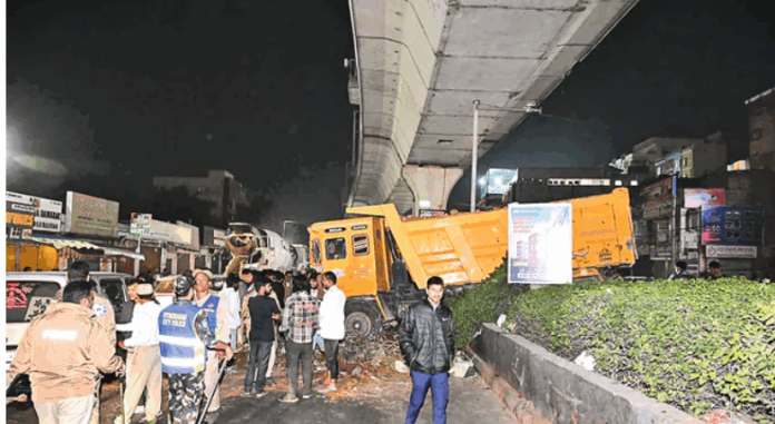 మలక్ పేట్ లో టిప్పర్ బీభత్సం