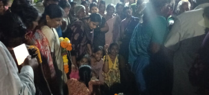 బాధిత కుటుంబానికి సింగిరెడ్డి వాసంతి పరామర్శ