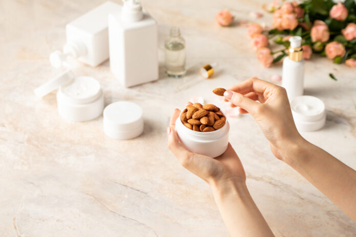 కాలిఫోర్నియా బాదంతో మీ చర్మానికి తగిన సంరక్షణను అందించండి