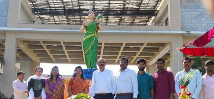 కలెక్టరేట్ లో తెలంగాణ తల్లి విగ్రహావిష్కరణ