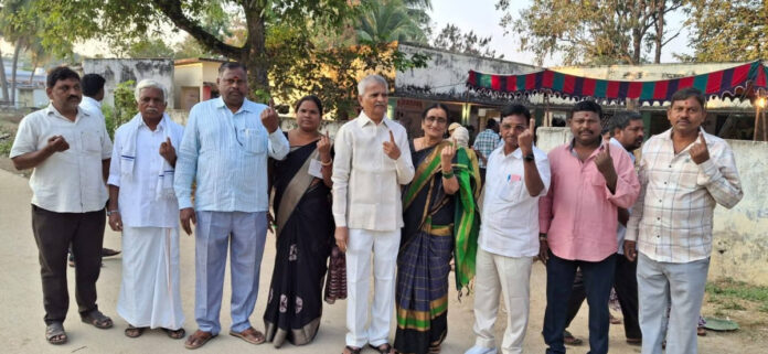 ఓటు హక్కు వినియోగించుకున్న రావుల దంపతులు