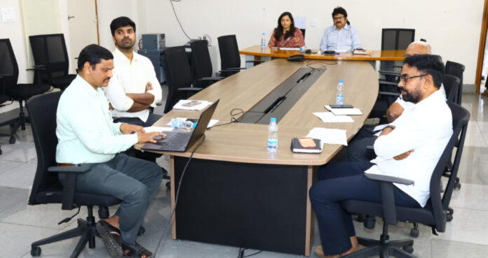 పోలింగ్ సిబ్బందికి ర్యాండమైజేషన్ నిర్వహించిన కలెక్టర్