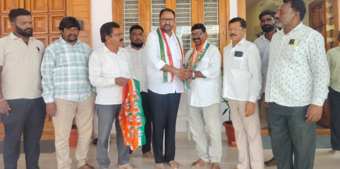 బీజేపీ నుంచి కాంగ్రెస్ లో చేరిన తాజా మాజీ ఎంపీటీసీ