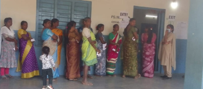 ఓటేత్తిన పల్లె జనం.!