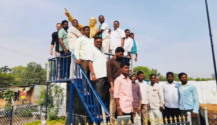 బీఆర్ఎస్ ఆధ్వర్యంలో అంబేద్కర్ విగ్రహానికి నివాళులు