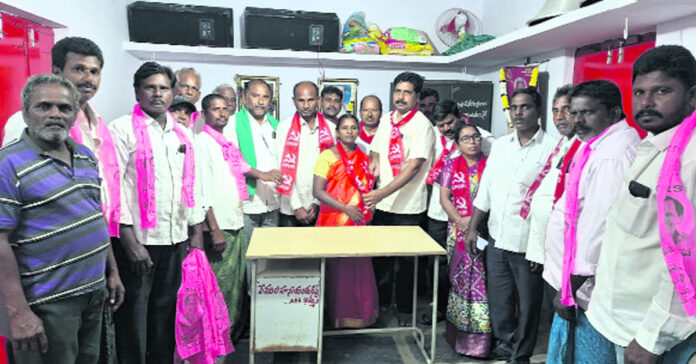 విప్పలమడకలో వంద కుటుంబాలు సీపీఐ(ఎం)లో చేరిక