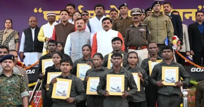 లొంగిపోయిన మరో 11 మంది మావోయిస్టులు