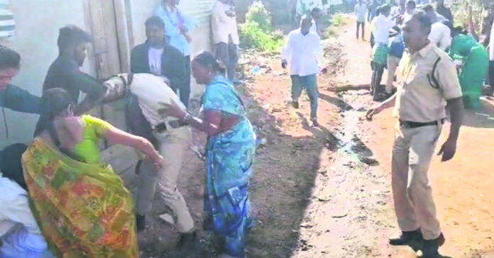 ఓటు వేయలేదని రోడ్డు దిగ్బంధం