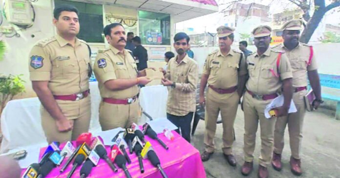 మావోయిస్టు నేత లొంగుబాటు