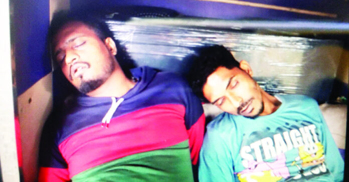 ఆటోలో రెండు మృతదేహాల కలకలం