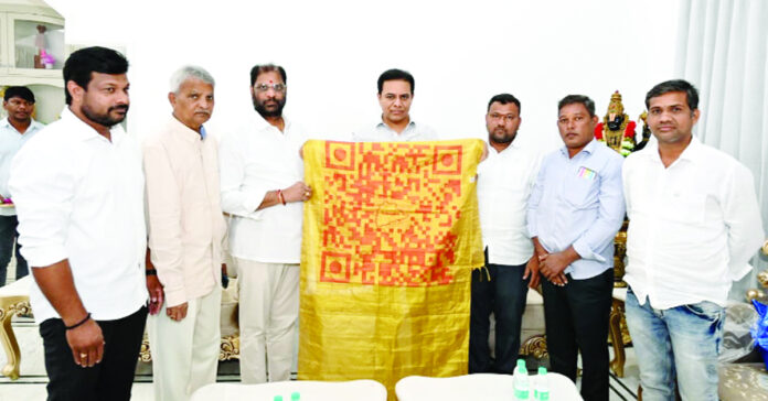 తెలంగాణ క్యూఆర్ కోడ్తో చేనేత శాలువా