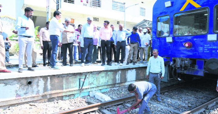 పునరుద్ధరణ పనులను దక్షిణ మధ్య రైల్వే జీఎం శ్రీవాస్తవ తనిఖీ