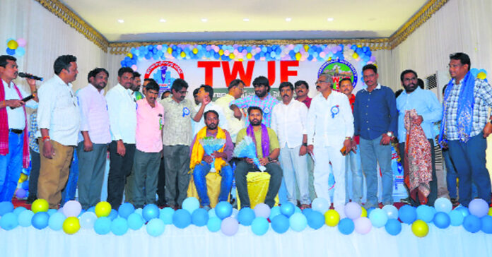 పది రోజుల్లో అక్రిడిటేషన్లు