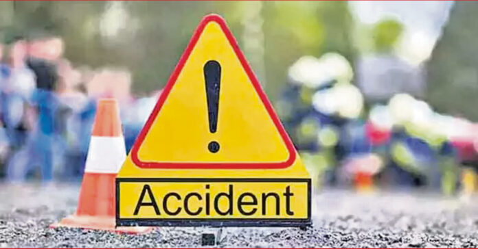 డివైడర్ను ఢీ కొట్టిన కారు