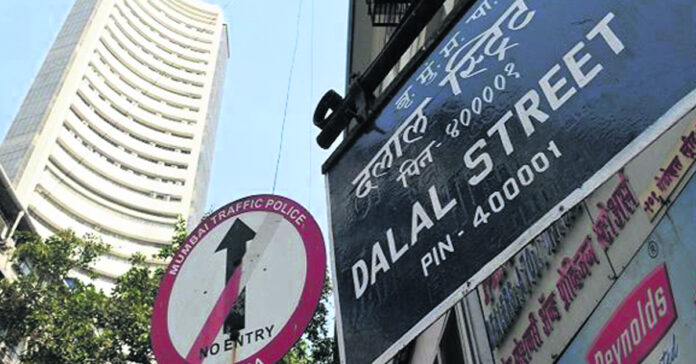 మార్కెట్లకు రూపాయి బెంబేలు