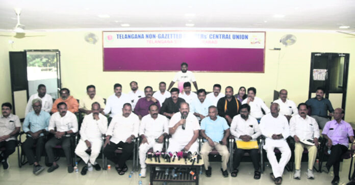 పెండింగ్ బిల్లులు నెలకు రూ.1,500 చెల్లించాలి