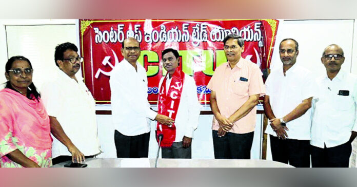 సీఐటీయూలో ఏఐసీసీటీయూ రాష్ట్ర ప్రధాన కార్యదర్శి చేరిక