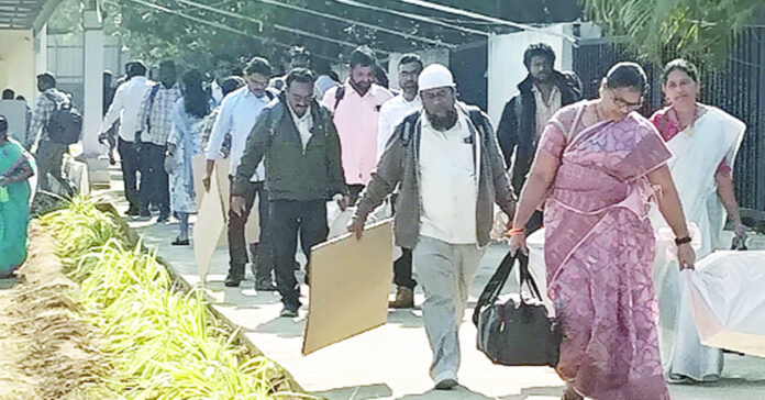 ప్రలోభాల్లో పోటీ