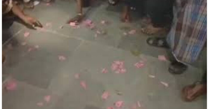 డ్రయినేజీలో బ్యాలెట్ పత్రాలు