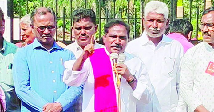 కార్మికుల హక్కులు పోరాటాలతోనే సాధ్యం