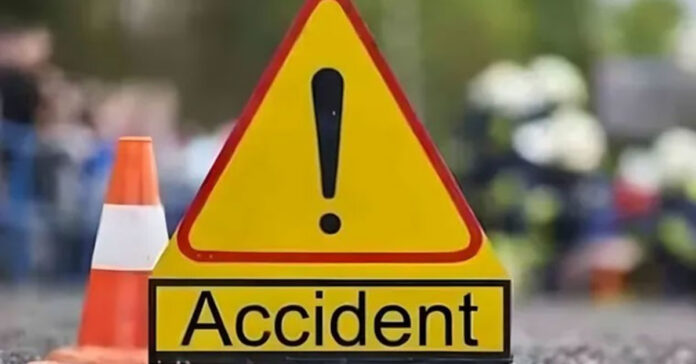 ఆటో బోల్తా.. ఇద్దరు మృతి, 15 మందికి గాయాలు