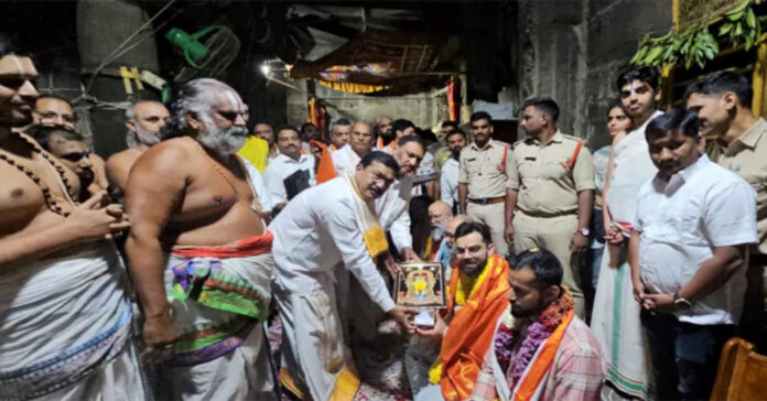 సింహాద్రి అప్పన్నను దర్శించుకున్న విరాట్ కోహ్లీ