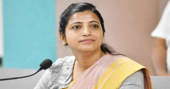 ఐఏఎస్ అధికారి ఆమ్రపాలికి హైకోర్టులో చుక్కెదురు