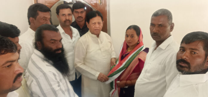 ప్రభుత్వ ముఖ్య సలదారున్ని కలిసిన వీరన్నగుట్ట సర్పంచ్