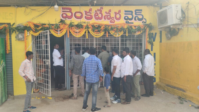 ఆలేరులో వెంకటేశ్వర వైన్స్ ప్రారంభం