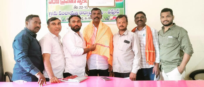 నూతన సర్పంచును సత్కరించిన వార్డు సభ్యులు