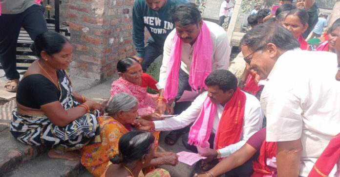 అవ్వా.. మీ ఓటు నాకే వెయ్యాలి