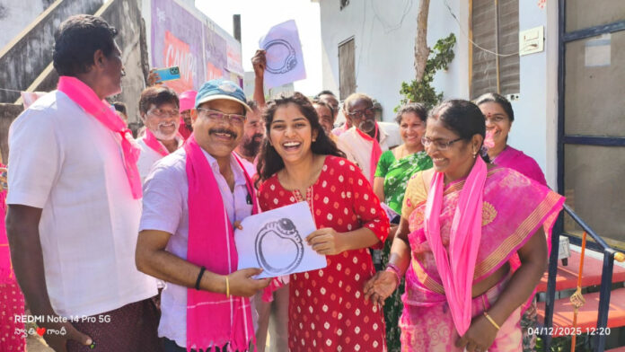 ఉంగరం గుర్తు వైపు చూస్తున్న యువత